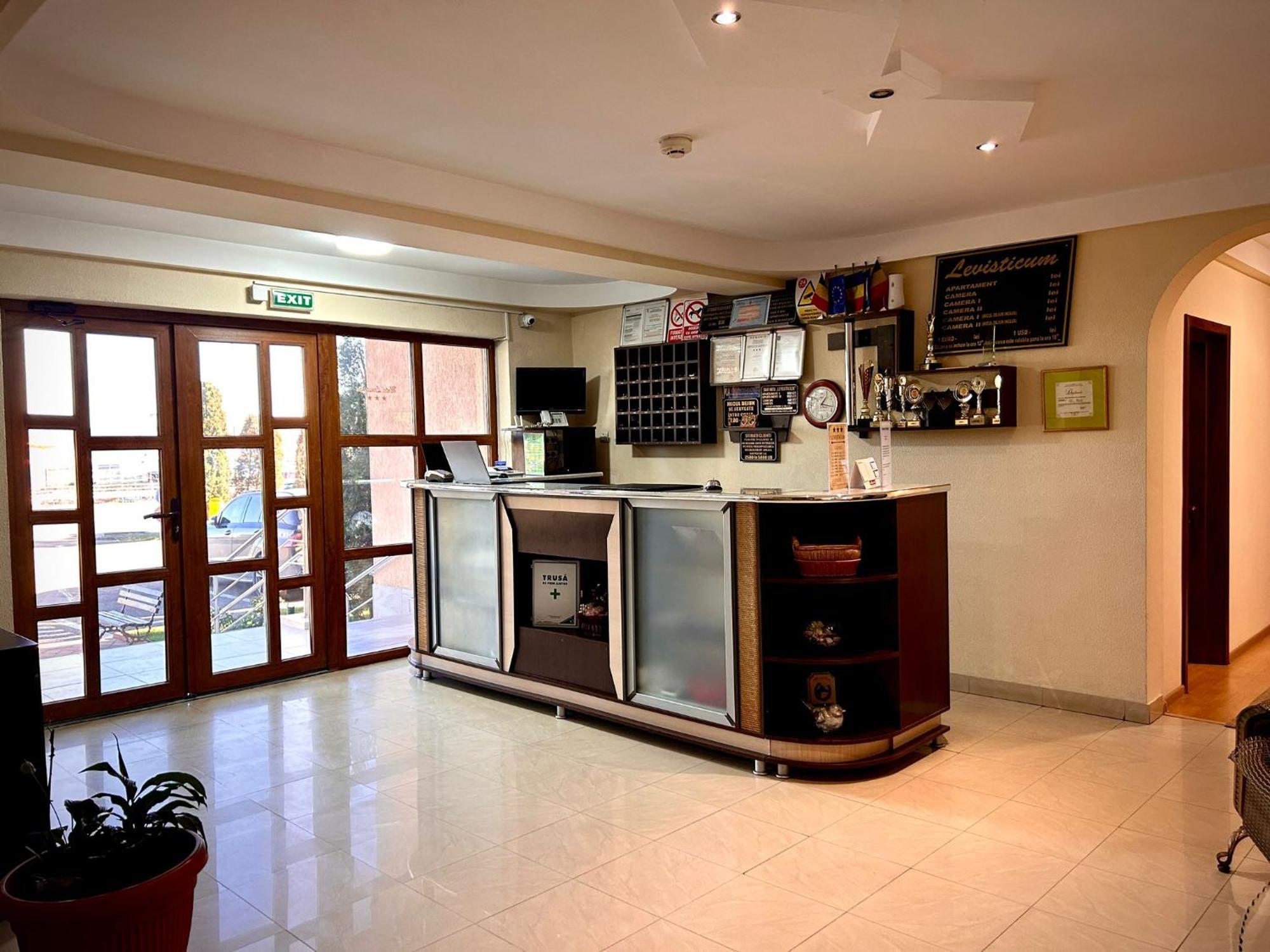 Hotel Levisticum Bacau Ngoại thất bức ảnh
