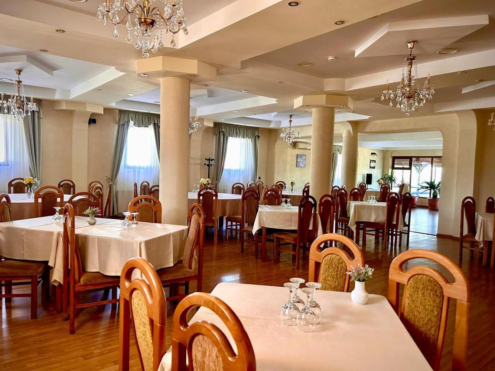 Hotel Levisticum Bacau Ngoại thất bức ảnh